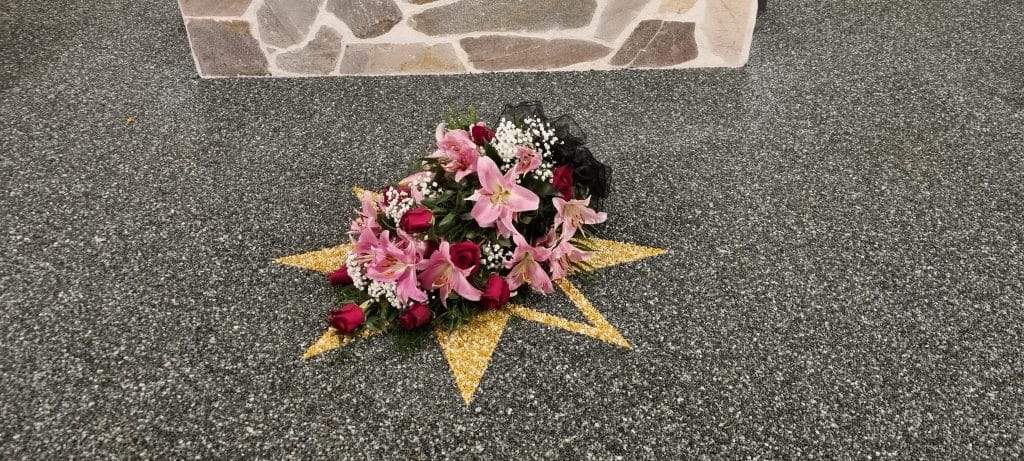 kytka ruze lile | Pohřební ústav AURIGA | Pohřební služby a převozy zesnulých - Litoměřice